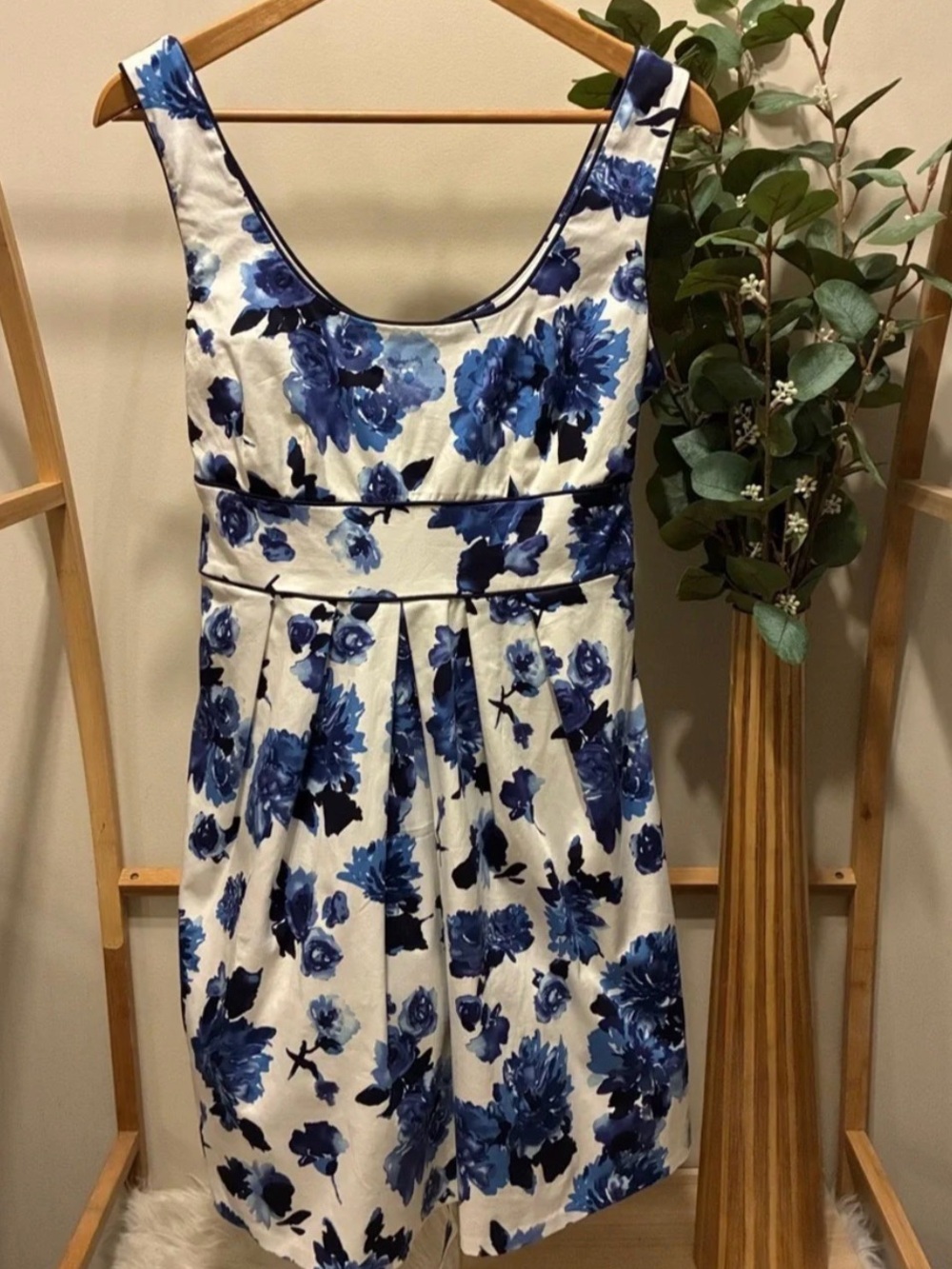 Oasis White Sleeveless Mini Dress with Blue Floral Print a125
